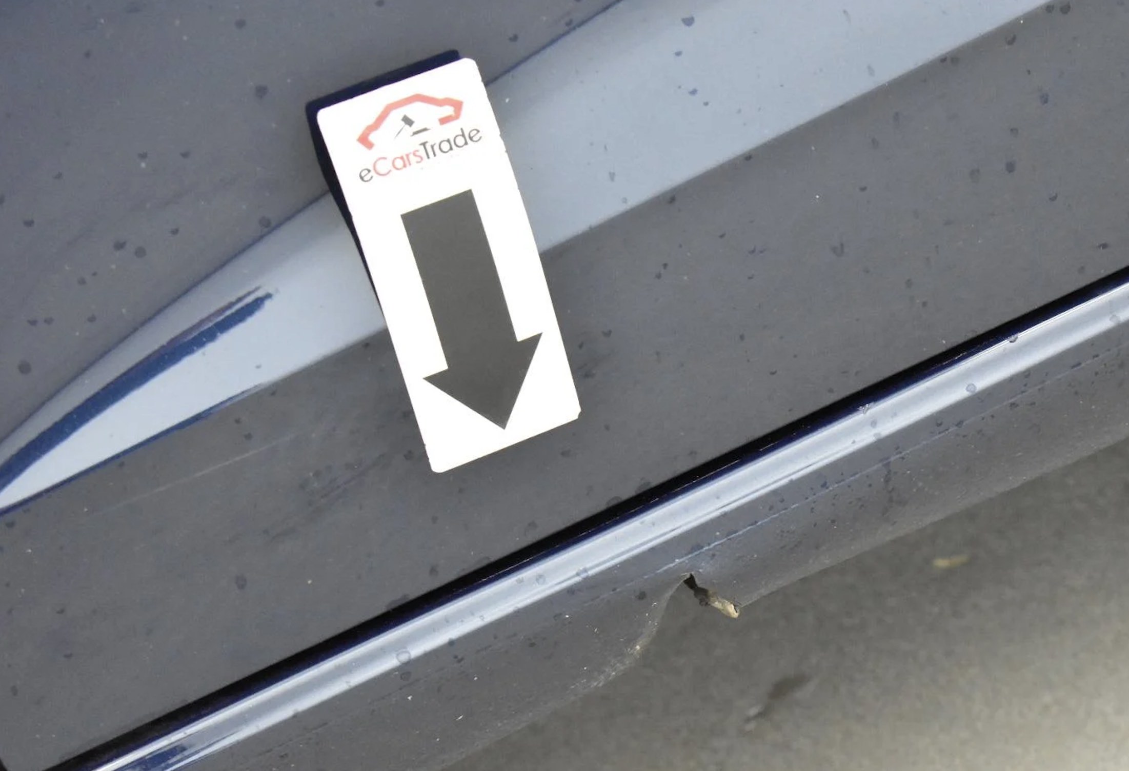 Impressão de seta eCarsTrade apontando para um pequeno dano no carro