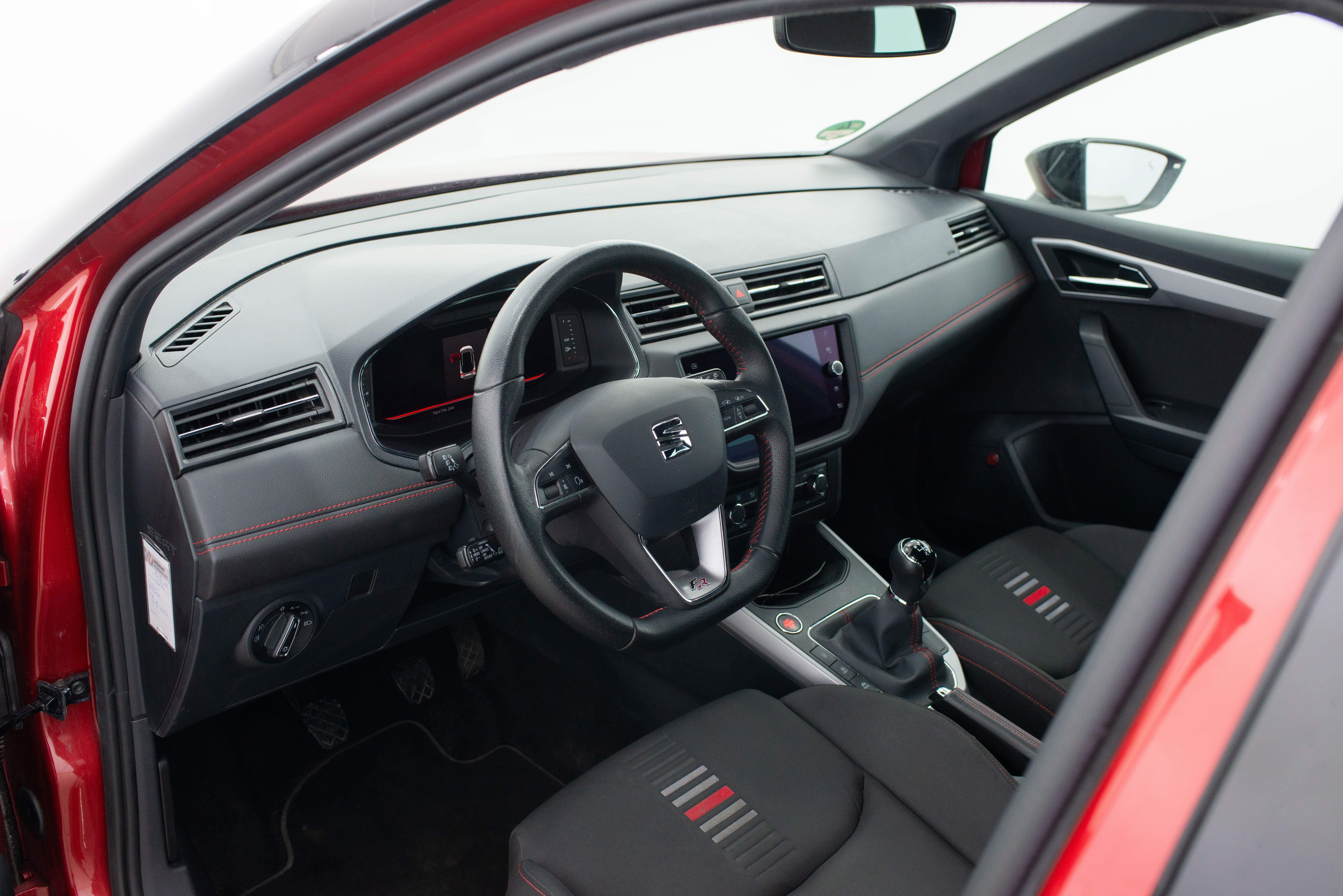 Detalhe do interior de um Seat vermelho