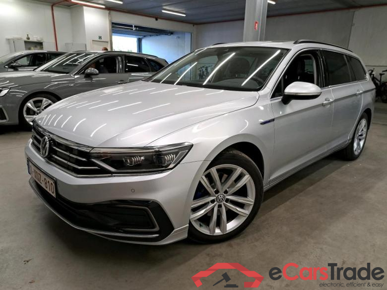 VOLKSWAGEN - VW  PASSAT VARIANT TSI 218PK DSG6 GTE Business Pack Adventure With Nappa Seats & Easy Open & Winter & Area View & LED Matrix & Head Up & DCC * HYBRID *