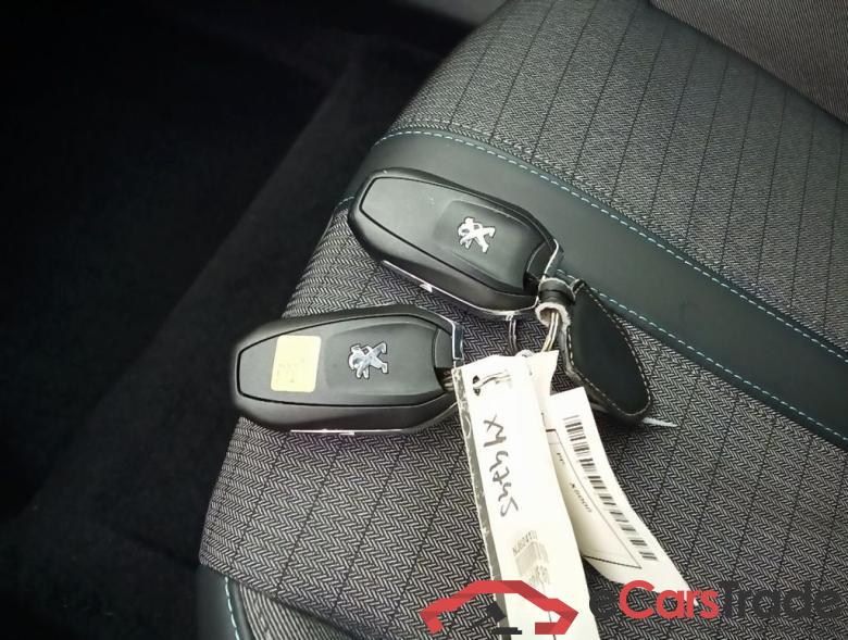 PEUGEOT E-2008 50 kWh Allure 5d #4