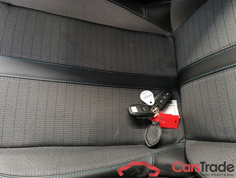 PEUGEOT E-2008 50 kWh Allure Pack 5d #4