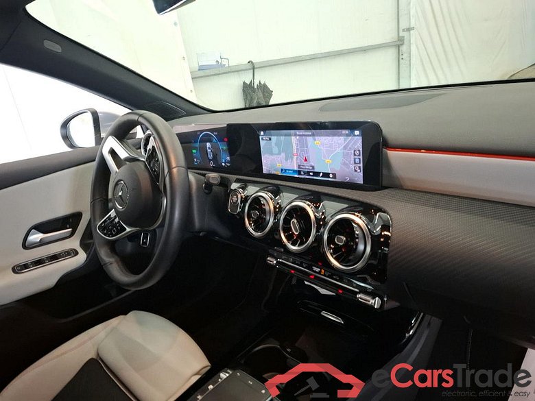 MERCEDES-BENZ Classe A Compact / 2018 / 5P / Berline A 250 e Business Line 8G-DCT #5
