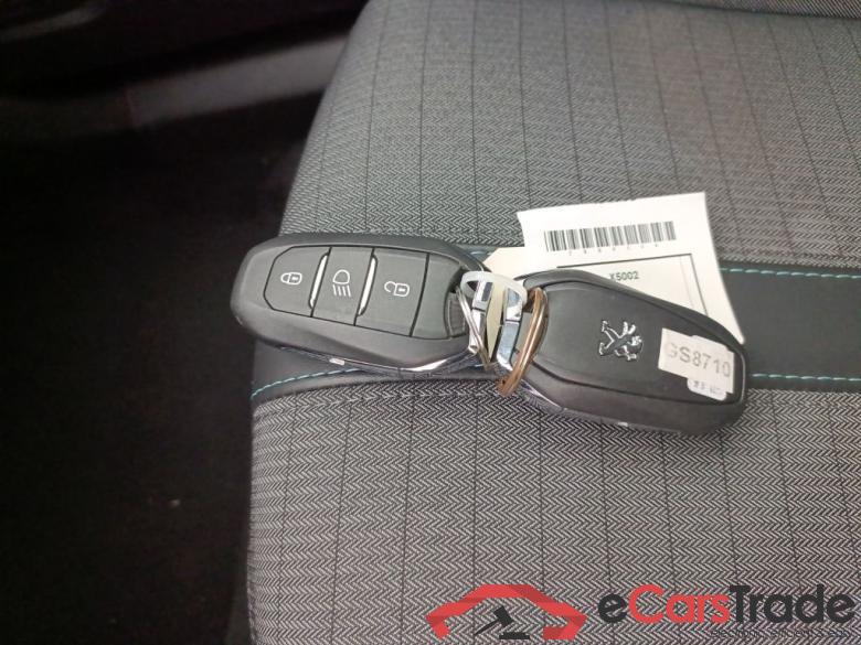 PEUGEOT E-2008 50 kWh Allure 5d #4