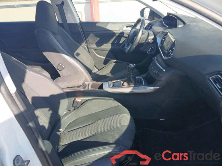 PEUGEOT 308 / 2017 / 5P / berlina con portón 5p Allure PureTech 130 S&S (CX) #6