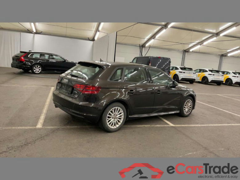Audi A3 1.6 TDi Navi Klima PDC ... #3