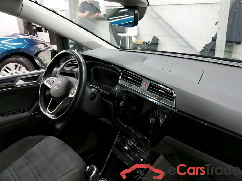 VOLKSWAGEN - VW  TOURAN TDi 122PK Highline With App Connect & Two Individual Rear Seats & Power Foldable Towing Hook #3