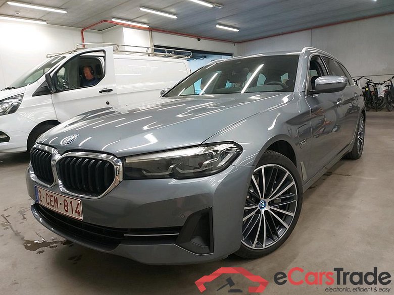 BMW - BMW 5 TOURING 530e  292PK Business Edition & Pack Business With Heated Sport Seats & Parking Assistant Pack & 19 Inch  * HYBRID *