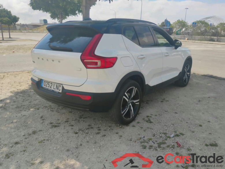 VOLVO XC40 / 2017 / 5P / todoterreno 1.5 T5 Twin Recharge R-Design Auto #2