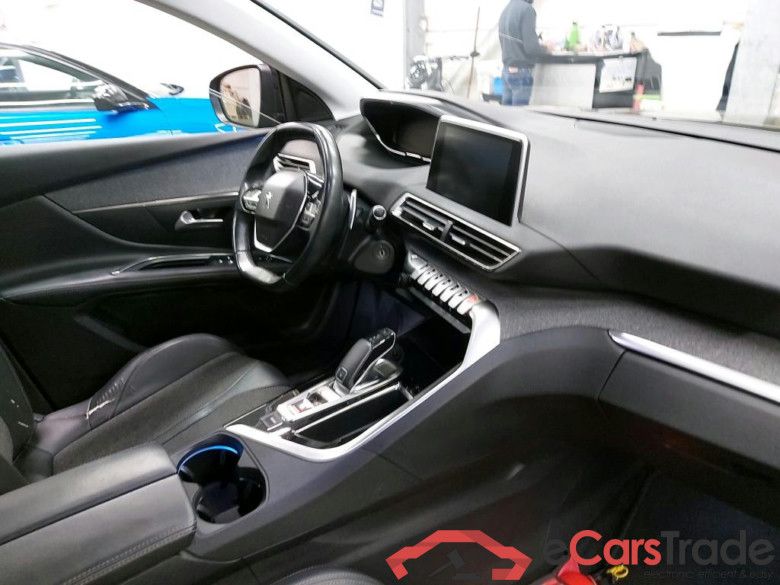 PEUGEOT - PEU 5008 BlueHDi 130PK EAT8 Allure With Two Removable Seats Third Row & Drive Assist & Safety Plus & VisioPark II With 360 Camera #3