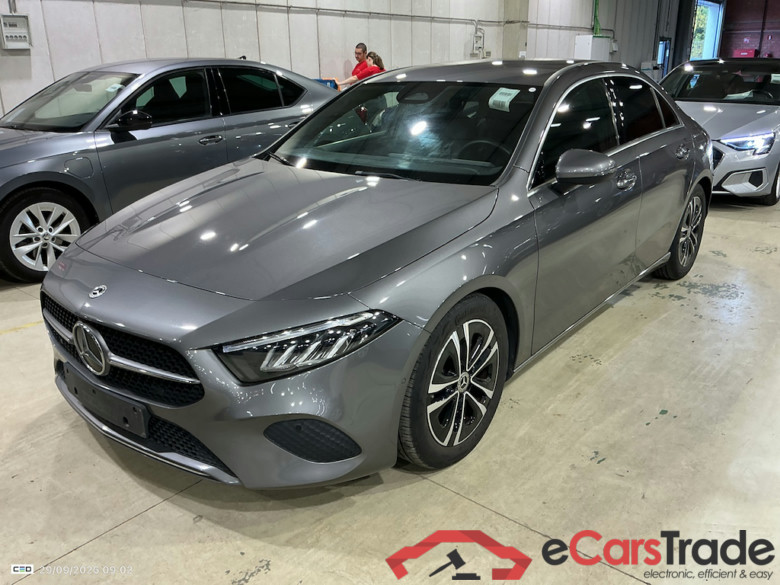 MERCEDES-BENZ A-CLASS LIMOUSINE 1.3 A 180 LUXURY LINE DCT